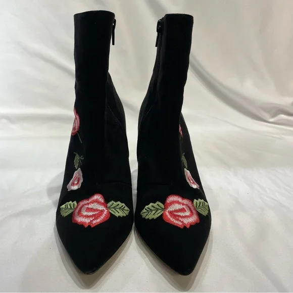 Betsey Johnson Estelle Black Embroidered Flower Boots Heels Size 8.5 Whimsigoth - Picture 3 of 13